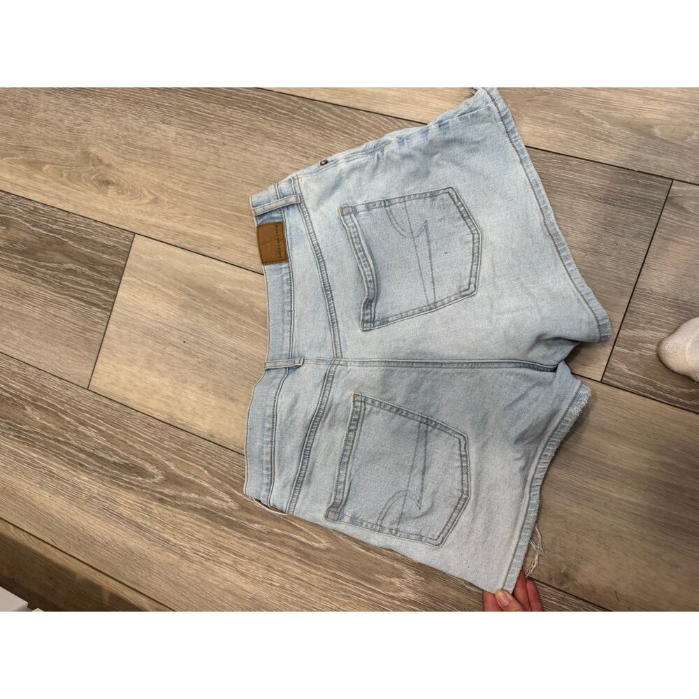 american eagle Light wash relaxed short size 10 - Picture 5 of 9